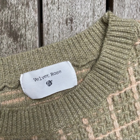 VELVET ROSE Green & Tan Knot Crew Neck Sweater - Picture 5 of 5